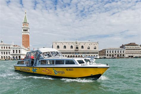 Foto van een Alilaguna waterbus in Venetië.