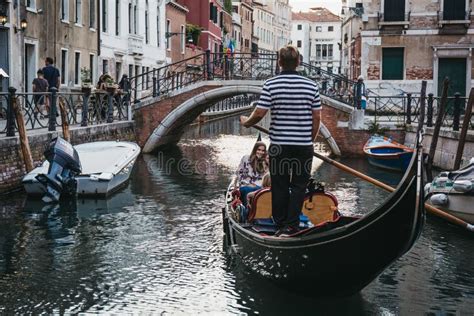 Een klassieke gondel die vaart op een kanaal in Venetië.