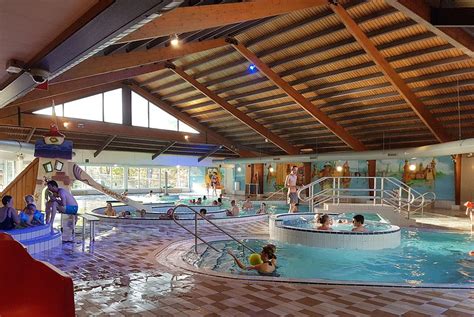 Kinderen genieten van de glijbaan in het overdekte zwembad van Landal Twenhaarsveld