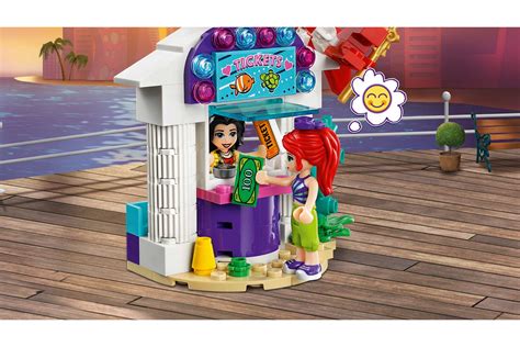 Gedetailleerde afbeelding van de LEGO Friends 41337 Onderwaterattractie, met nadruk op de kiosk, draaiende karretjes en zeethema-elementen.