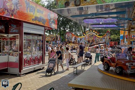 Collage van diverse kermis- en waterattracties, ter illustratie van de verscheidenheid aan pretparkvermaak.