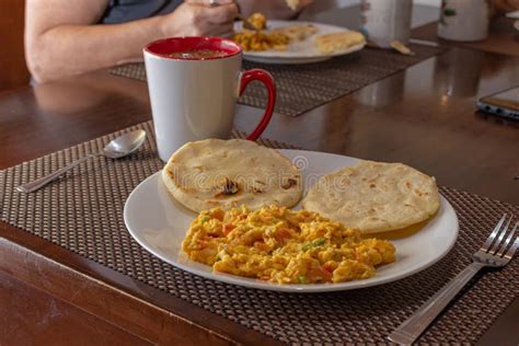 typisch Guatemalteeks ontbijt (desayuno tipico)