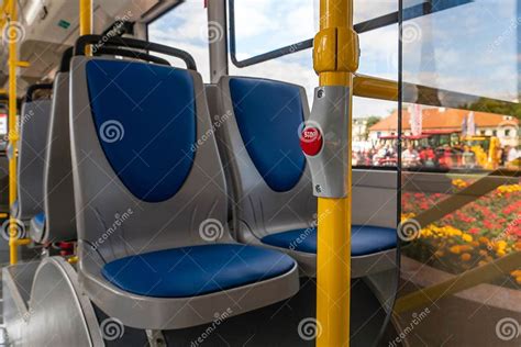 Illustratie van een moderne langeafstandsbus met comfortabele zitplaatsen en voorzieningen zoals Wi-Fi en stopcontacten.
