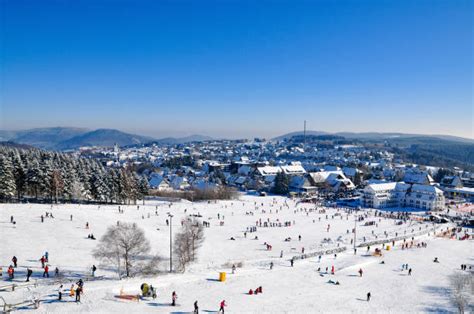Panoramisch uitzicht op Winterberg met skipistes en de omliggende bergen.