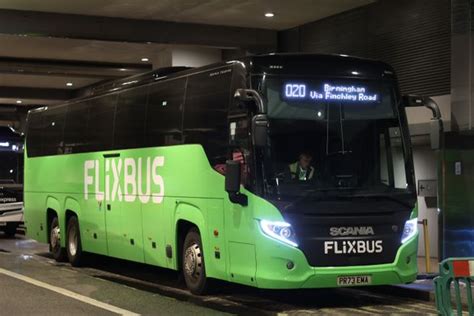 FlixBus bus op Londen Heathrow Airport