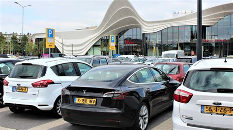 Foto van de parkeerterreinen bij Bari Airport.
