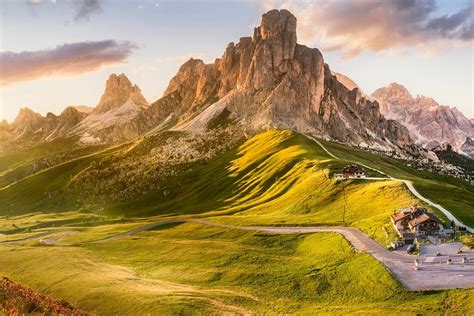 Typisch Spaans berglandschap in de Pyreneeën met een kleine dorpskern.