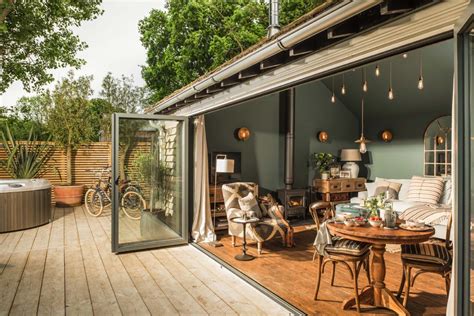 Interieur van Vakantiehuisje Buuf met sfeervolle inrichting en uitzicht op de tuin
