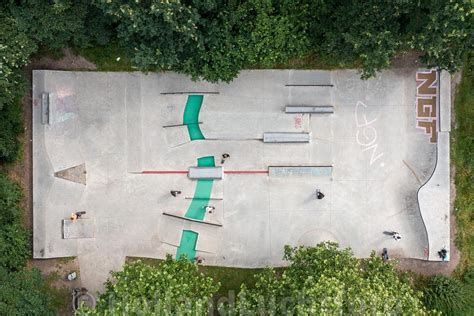 Luchtfoto van een kleurrijk skatepark.