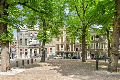 Een sfeerbeeld van het Lange Voorhout, de chique straat waar Hotel Des Indes zich bevindt.