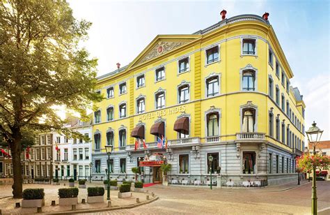 Interieurfoto van de spa van Hotel Des Indes, met nadruk op het binnenzwembad en ontspanningsruimte.