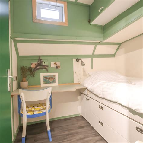 Gezinsvriendelijke faciliteiten in MEININGER hotel, zoals een speelruimte en gedeelde keuken.