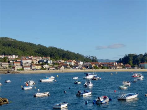 Foto van de Rías Baixas kustlijn met traditionele huizen
