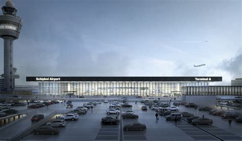 Interieurfoto van de moderne en ruime terminal van Schiphol Airport met winkels en zitjes