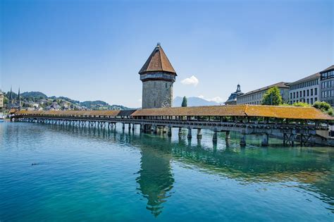 Stadsgezicht van Luzern met de Kapelbrug over de rivier de Reuss.