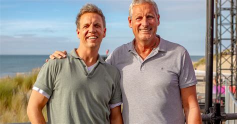 Illustratie van Gert Verhulst en James Cooke in een zomerse sfeer.