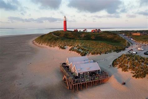 Illustratie van Vuurtoreneiland met het restaurant en de vuurtoren