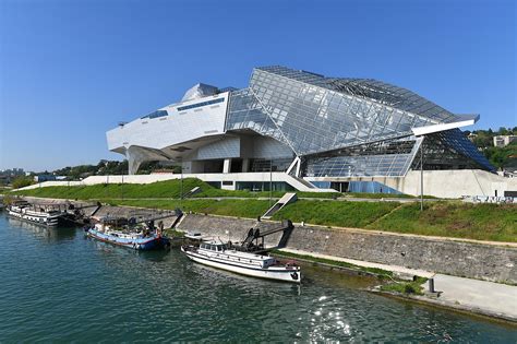 modern gebouw van Musée des Confluences aan de samenvloeiing van de Rhône en Saône