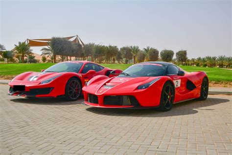 Luxe sportauto's geparkeerd langs de kustweg in Dubai