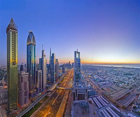 Uitzicht op de skyline van Dubai vanaf Sheikh Zayed Road