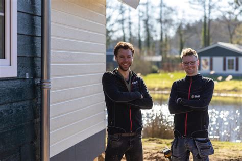 Medewerker van Smit Recreatie die advies geeft aan klant over chaletverbouwing
