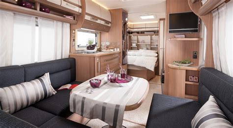 Interieur van een caravan na waterschade