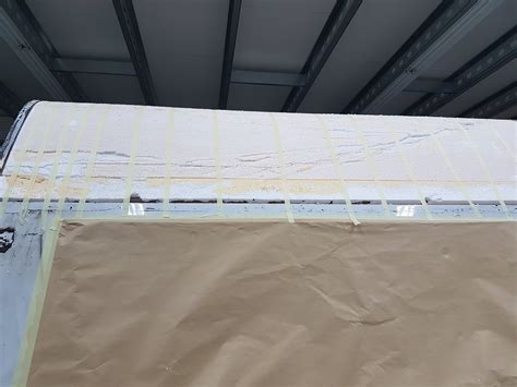 Gedetailleerde foto van een hagelschade op de caravan