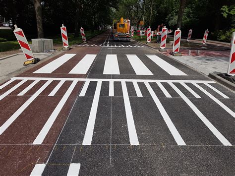 Illustratie van een kalender met markeringen voor reisdata en een rode cirkel eromheen, symbool voor reisbeperkingen.