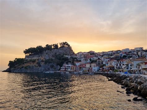 panoramische foto van Parga met het kasteel en de baai