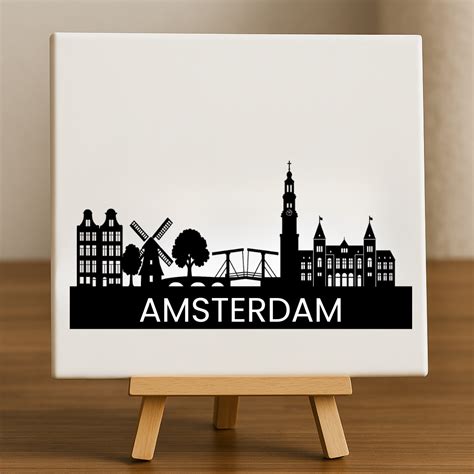 Een skyline van Amsterdam met tramlijnen die zichtbaar zijn