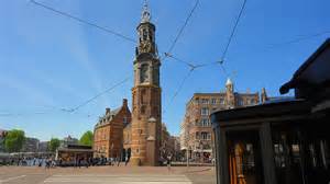 Een tram die door de straten van Amsterdam rijdt