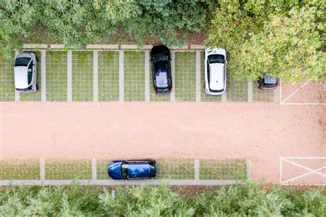 Een selectie van huurauto's op een parkeerplaats van een autoverhuurbedrijf