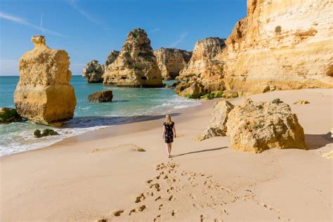 Landschap van de Algarve met gouden stranden en rotsformaties