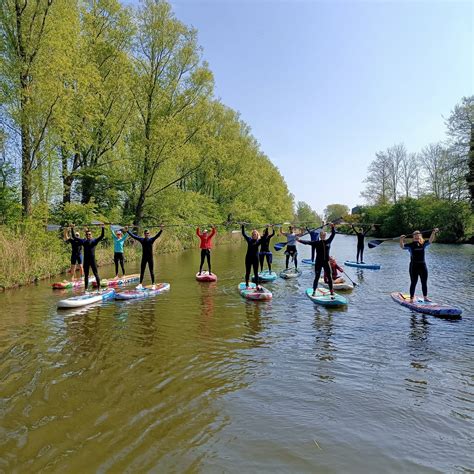 kinderen leren suppen tijdens een speciale cursus