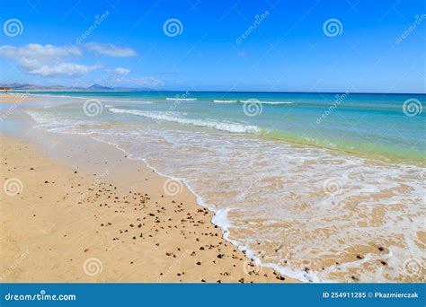 panoramisch uitzicht op het strand van Lara met turquoise water en gouden zand
