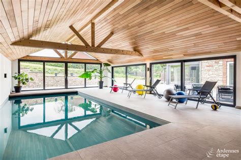 Gezin genietend van een zwembad bij een vakantiehuis met uitzicht op de bergen