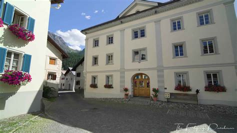 Sfeervol Zwitsers dorp Meiringen met traditionele chalets