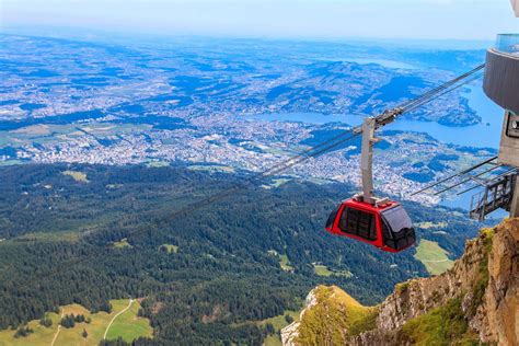 Uitzicht op de Gelmersee met de steilste kabelbaan van Europa
