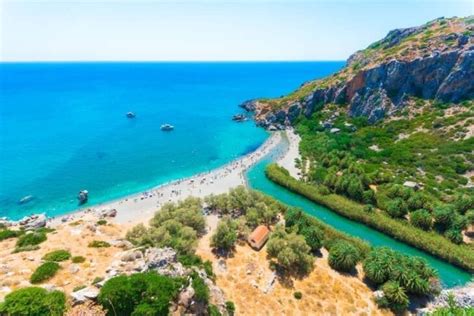 Luchtfoto van het Preveli Palm Beach met de rivier die door het palmenbos stroomt