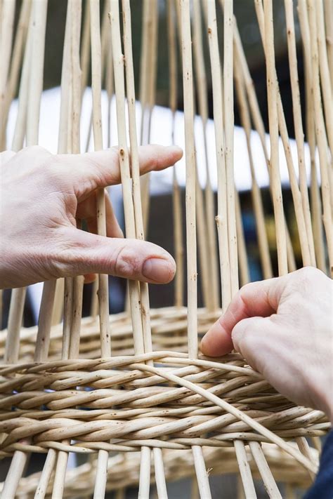 Lokale ambachtslieden die manden vlechten in een traditioneel dorp