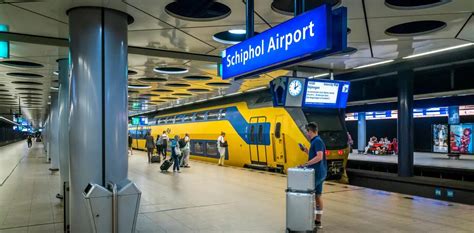Illustratie van een trein die naar Schiphol Airport rijdt