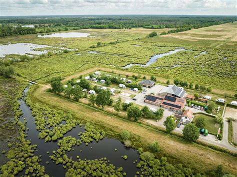 Luchtfoto van een groen Drents landschap met verspreide vakantieparken