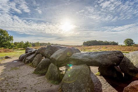 Foto van een hunebed in een Drents landschap