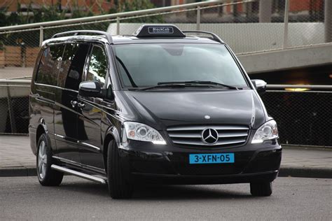 Foto van een comfortabele taxi, klaar om passagiers te vervoeren.