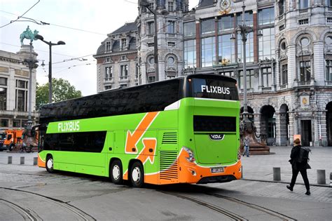 Foto van een FlixBus bij een busstation.