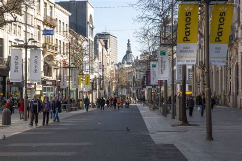 Foto van de Meir in Antwerpen, een levendige winkelstraat.