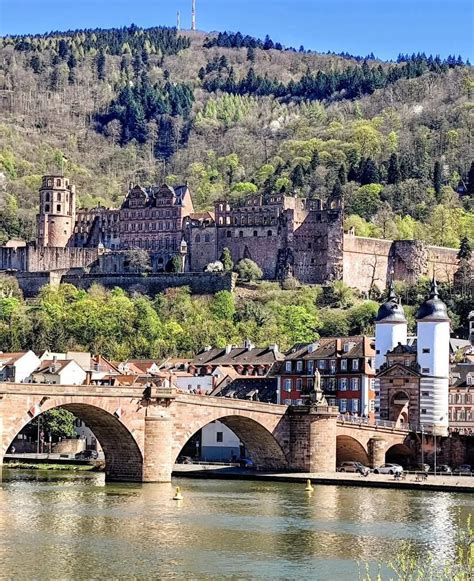 Panoramisch uitzicht over de Altstadt van Heidelberg met de Alte Brücke en het kasteel