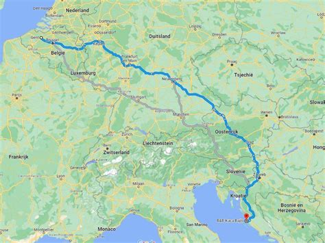 Kaart van Italië met de route van Amsterdam naar Reggio Calabria en de belangrijkste tussenstop-luchthavens gemarkeerd.