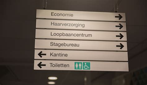 Ondergrondse metrostation op de luchthaven van Porto met duidelijke bewegwijzering naar de metro