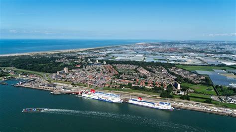 panoramisch uitzicht over de haven van Hoek van Holland met grote schepen en de Noordzee op de achtergrond